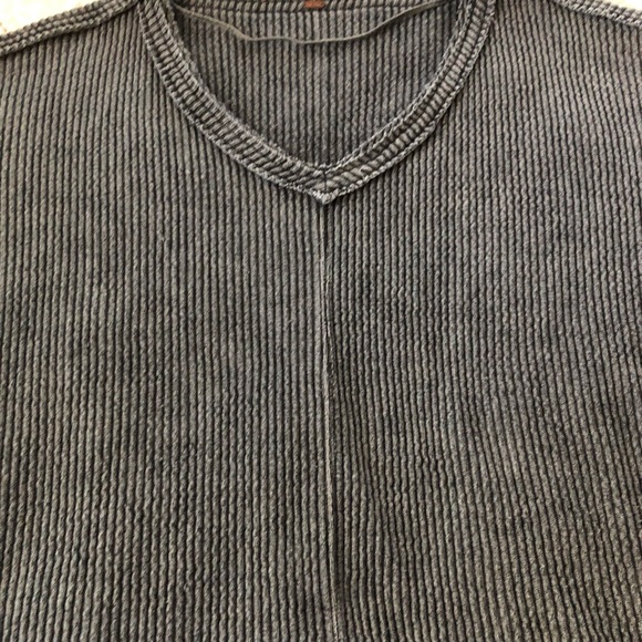 Free people oversized gray v-neck top - Picture 3 of 6